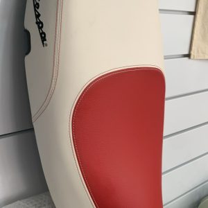 ASIENTO VESPA LX 50/125 VESPA ET2 ET4 APPLE ROJO/BLANCO COSIDO LATERAL VESPA